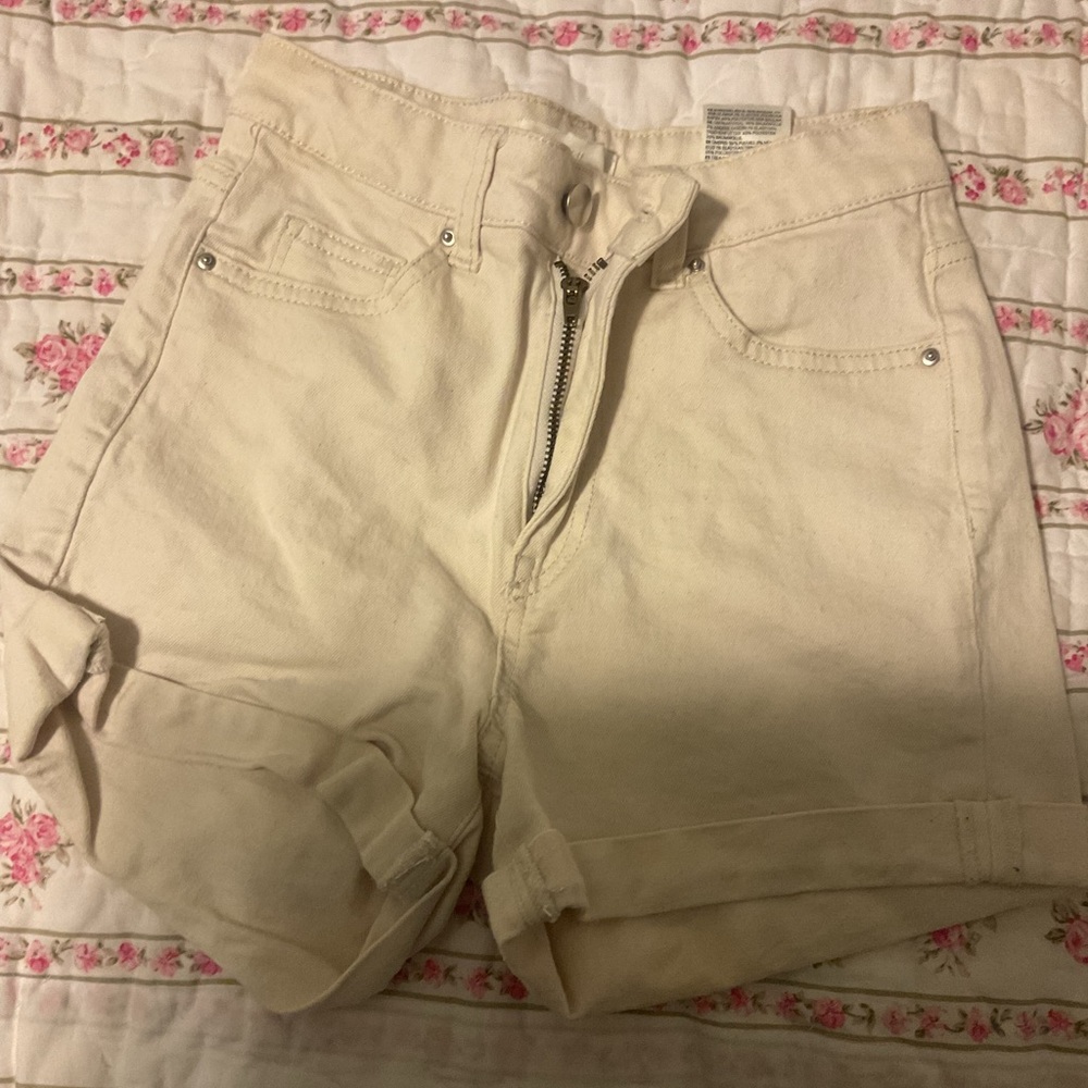 Cream H&M shorts. Jean Material